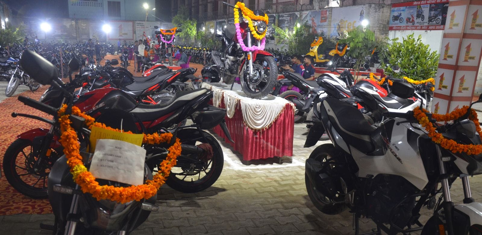 बाइक के शोरूम पर खड़ी बाइक। संवाद बाइक के शोरूम पर खड़ी बाइक। संवाद