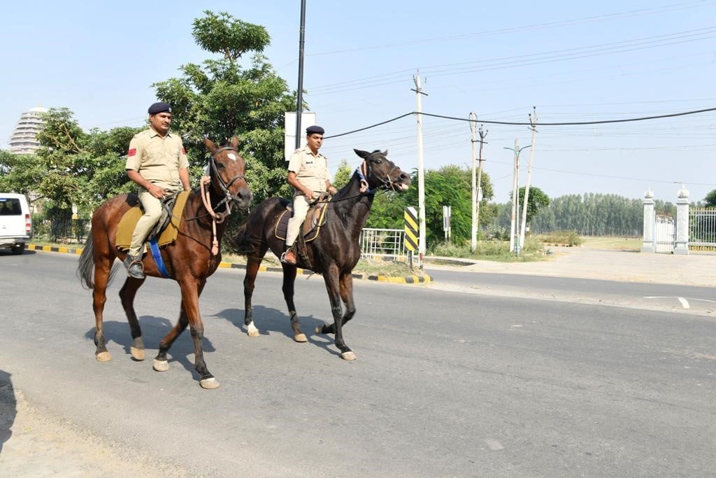 ब्रह्मसरोवर पर गश्त करते घोड़े पर सवार पुलिसकर्मी। संवाद ब्रह्मसरोवर पर गश्त करते घोड़े पर सवार पुलिसकर्मी। संवाद