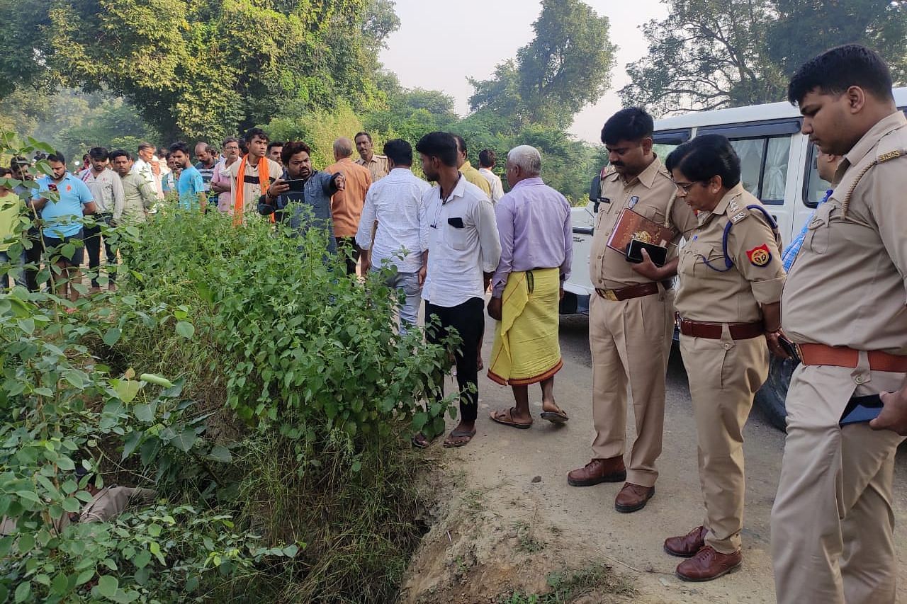 फतेहपुर चौरासी में कहकशा की हत्या के बाद घटना स्थल पर जांच करती सीओ माया राय। संवाद