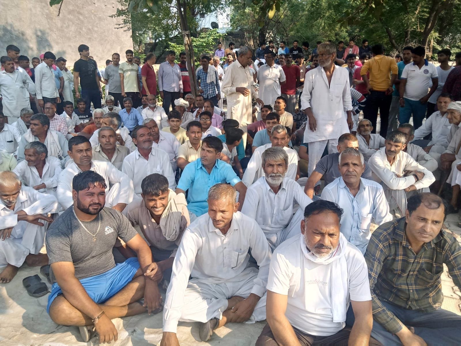 गांव रिढाऊ में सरपंच पद को लेकर हुई महिलाओं की पंचायत में पहुंचे पुरुष महिलाओं की बातें सुनते हु? गांव रिढाऊ में सरपंच पद को लेकर हुई महिलाओं की पंचायत में पहुंचे पुरुष महिलाओं की बातें सुनते हु?