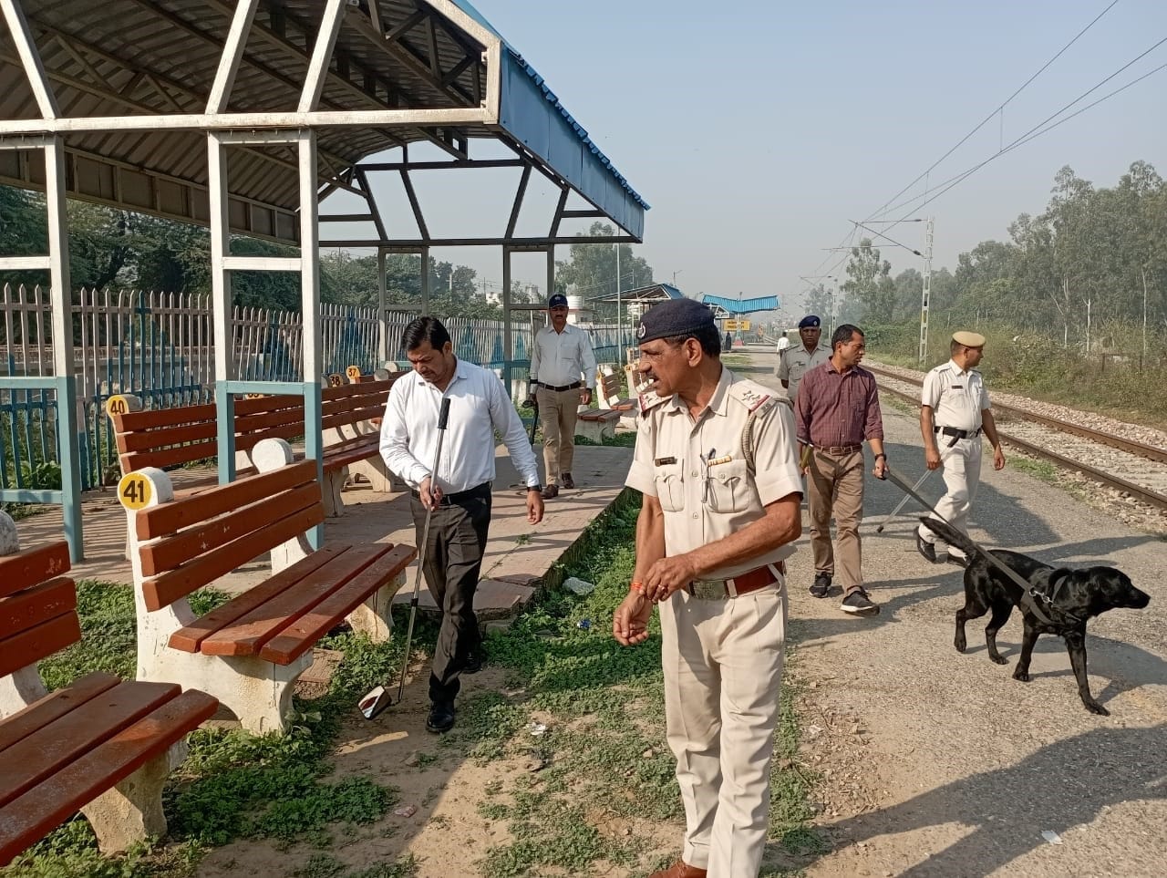 खोजी कुत्ते के साथ थानेसर रेलवे स्टेशन की जांच करते पुलिसकर्मी। संवाद खोजी कुत्ते के साथ थानेसर रेलवे स्टेशन की जांच करते पुलिसकर्मी। संवाद