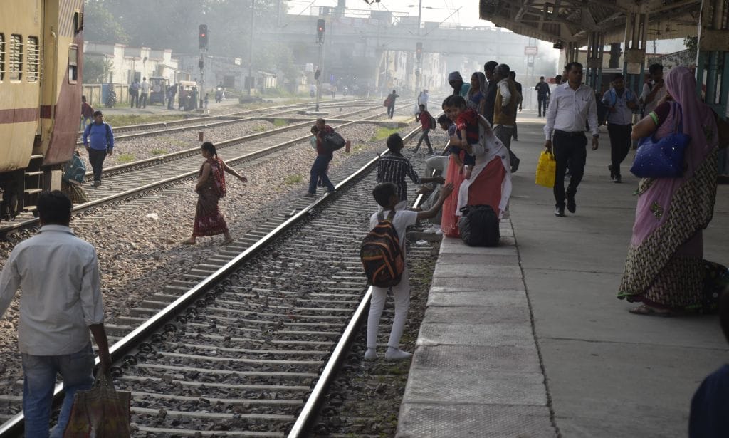रेलवे स्टेशन पर ट्रेन का इंतजार करते यात्री। संवाद रेलवे स्टेशन पर ट्रेन का इंतजार करते यात्री। संवाद
