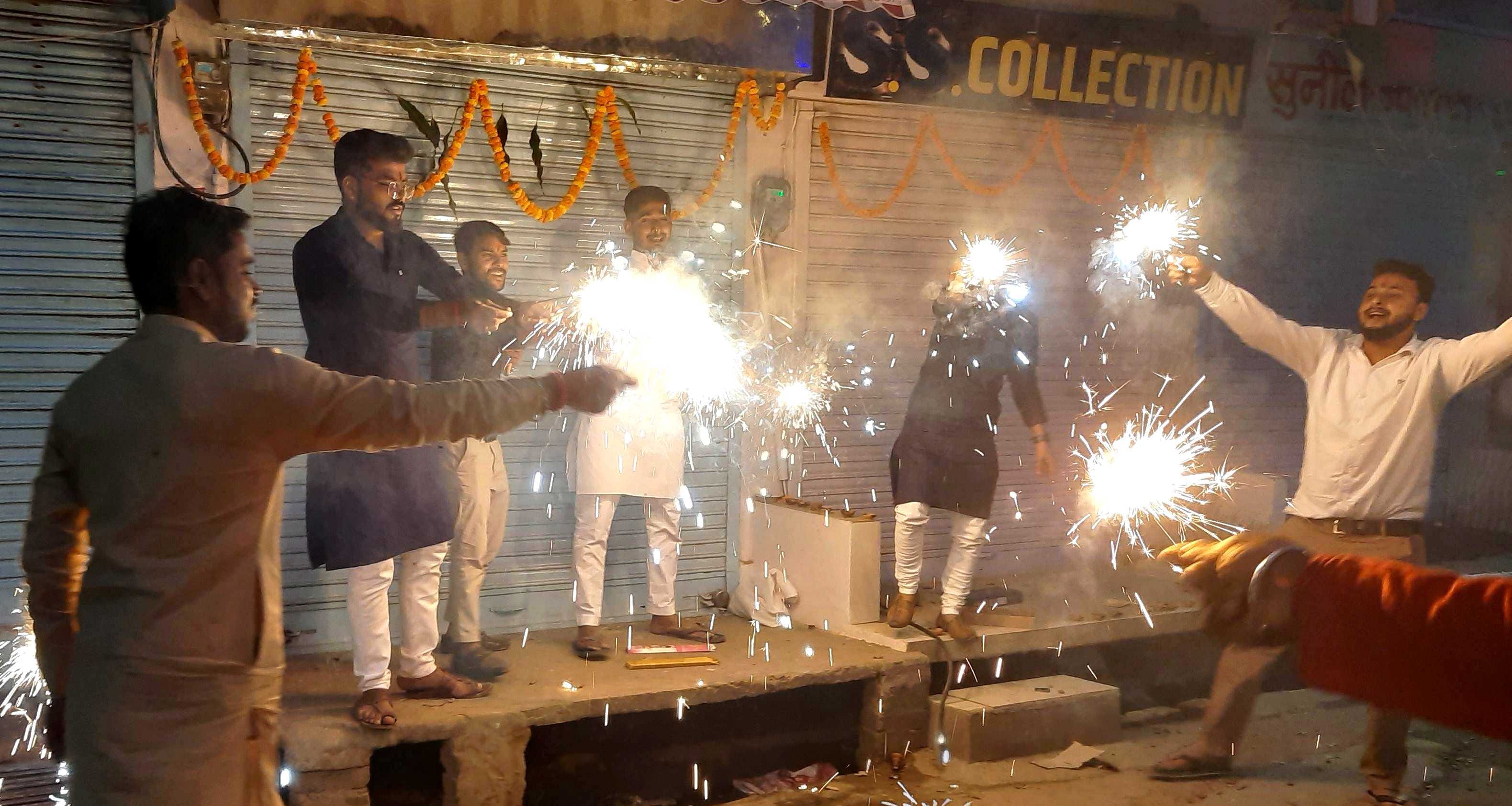 शहर के पुरानी कोतवाली में आतिशबाजी करते युवा। संवाद