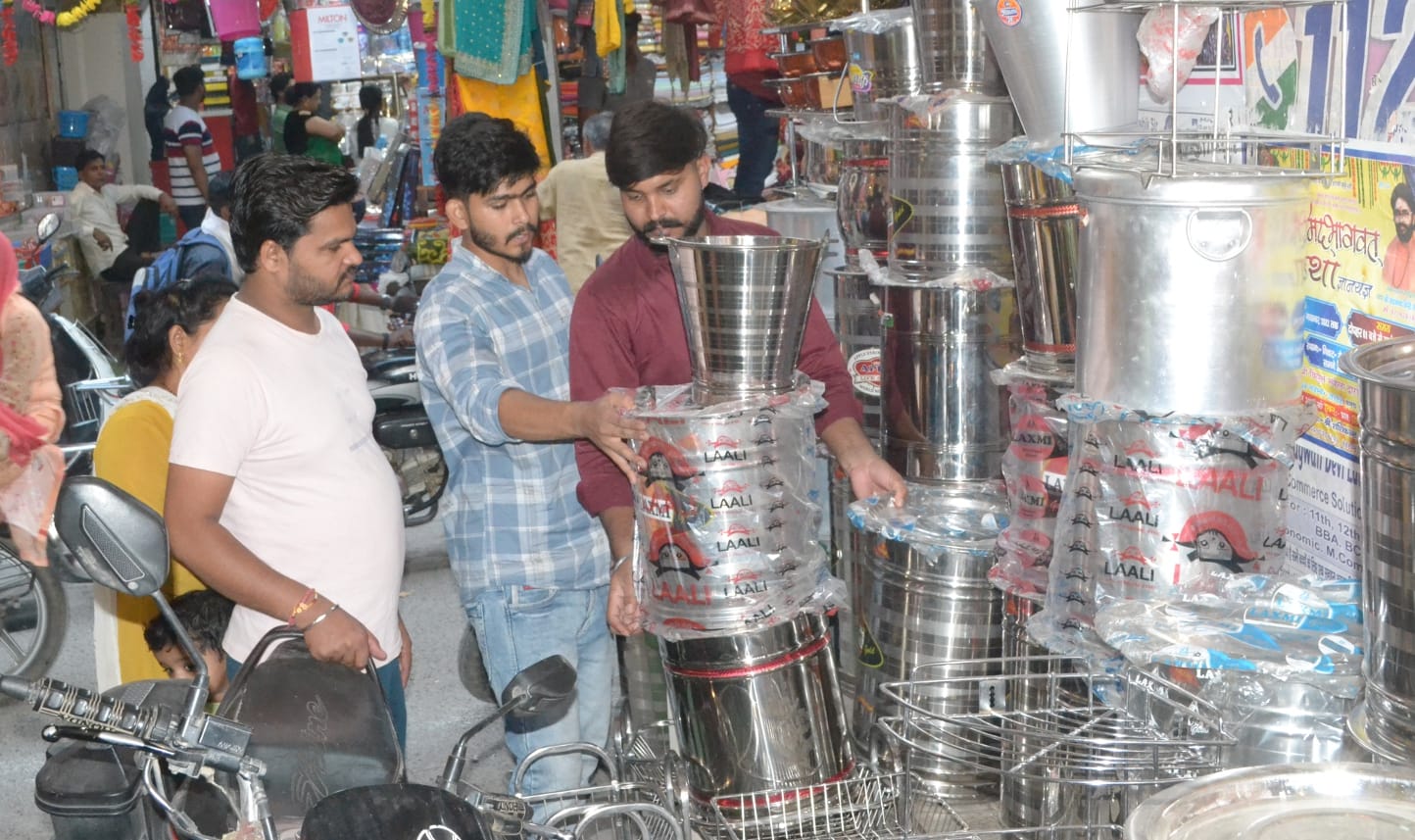 शामली बड़ा बाजार में बर्तनों की खरीदारी करते लोग।