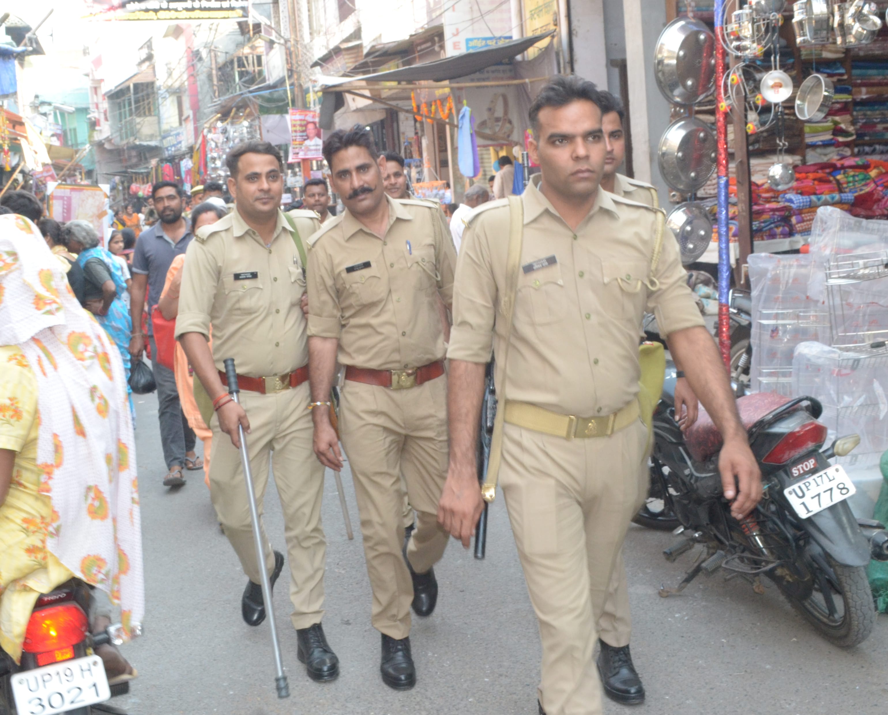 शामली बड़ा बाजार में गश्त करते पुलिसकर्मी।