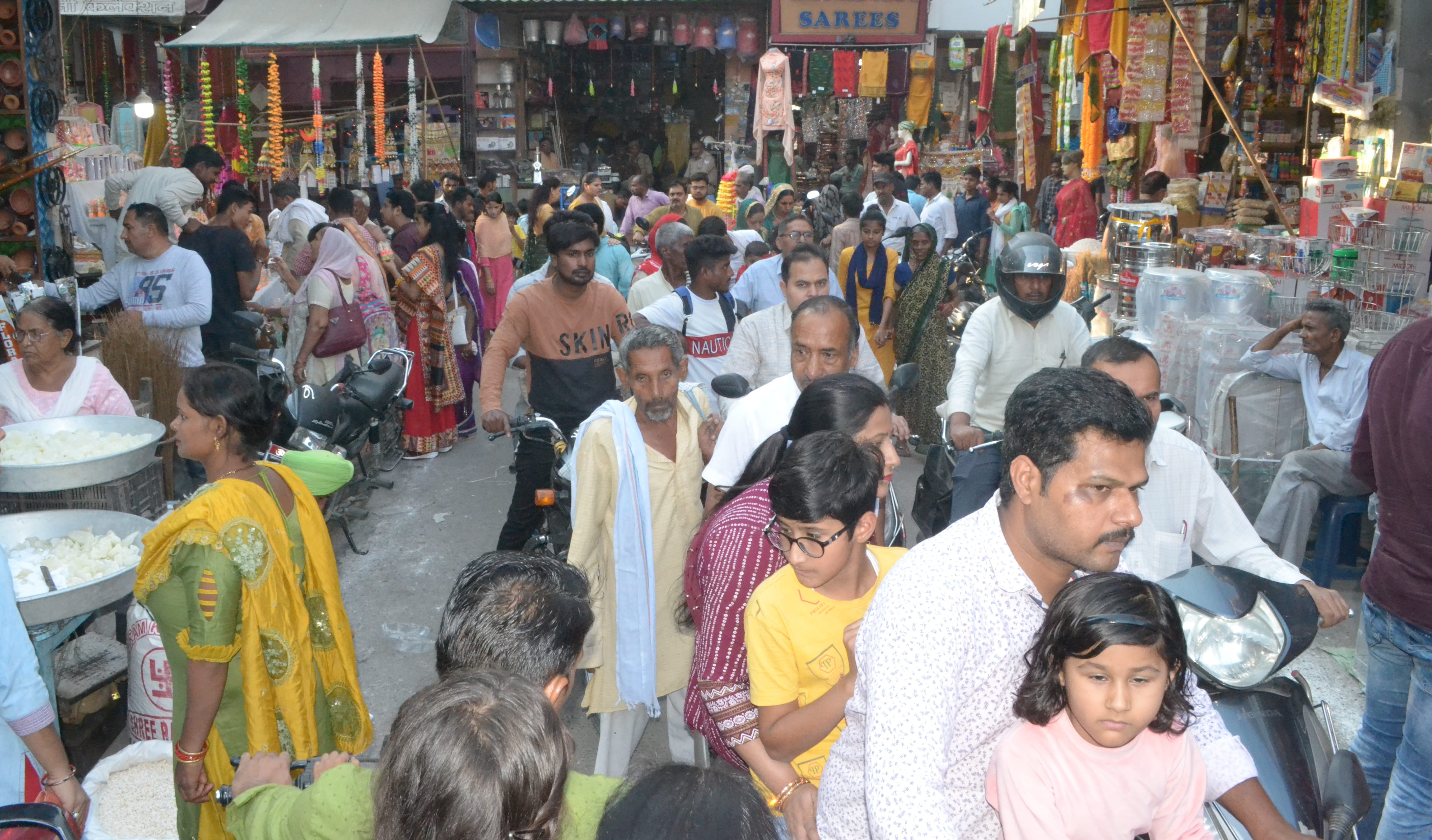 शामली गांधी चौक बाजार में दीपावली पर लगी भीड़।