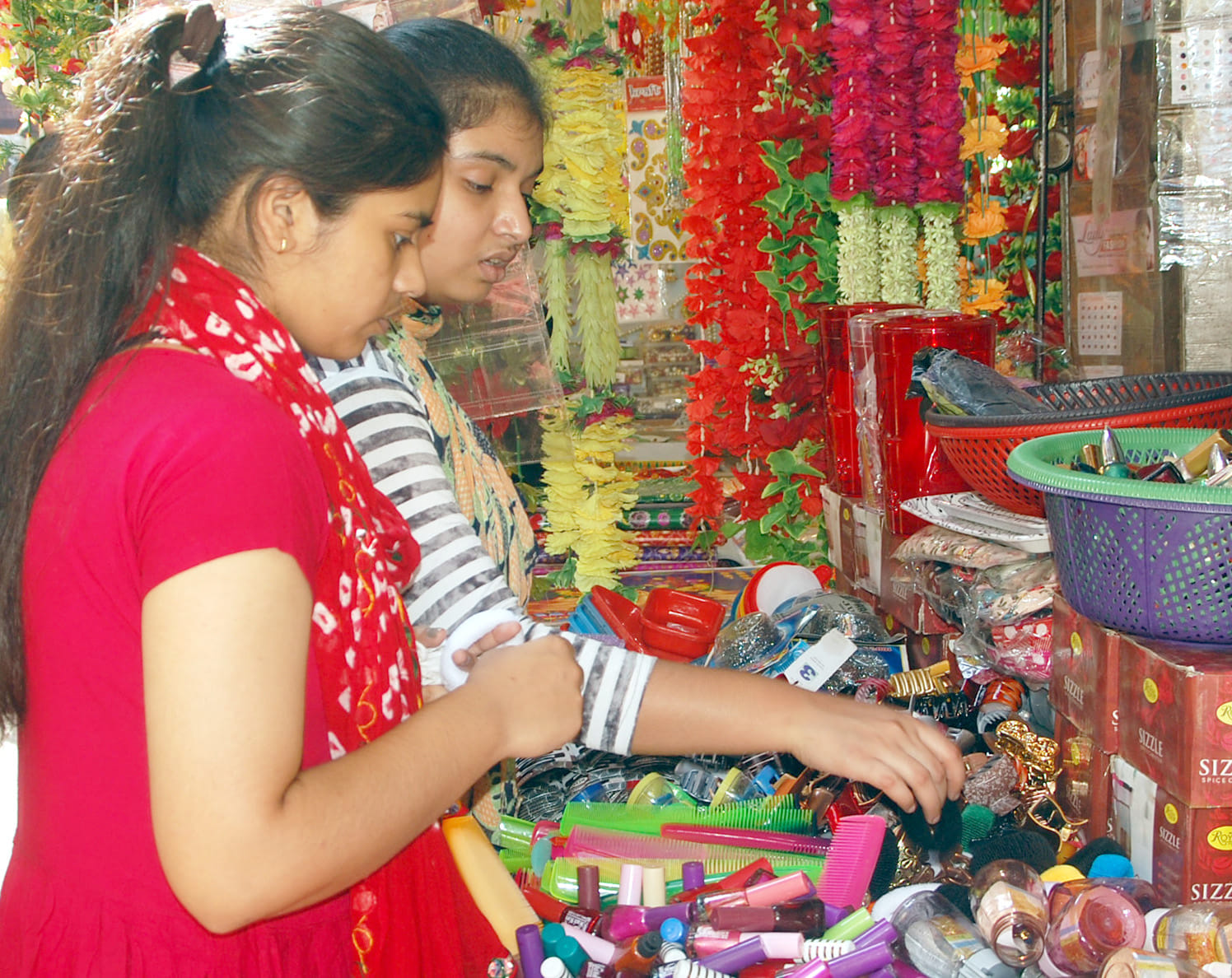 शामली मेन बजार में सजावट के सामान की खरीदारी करती युवतियां।