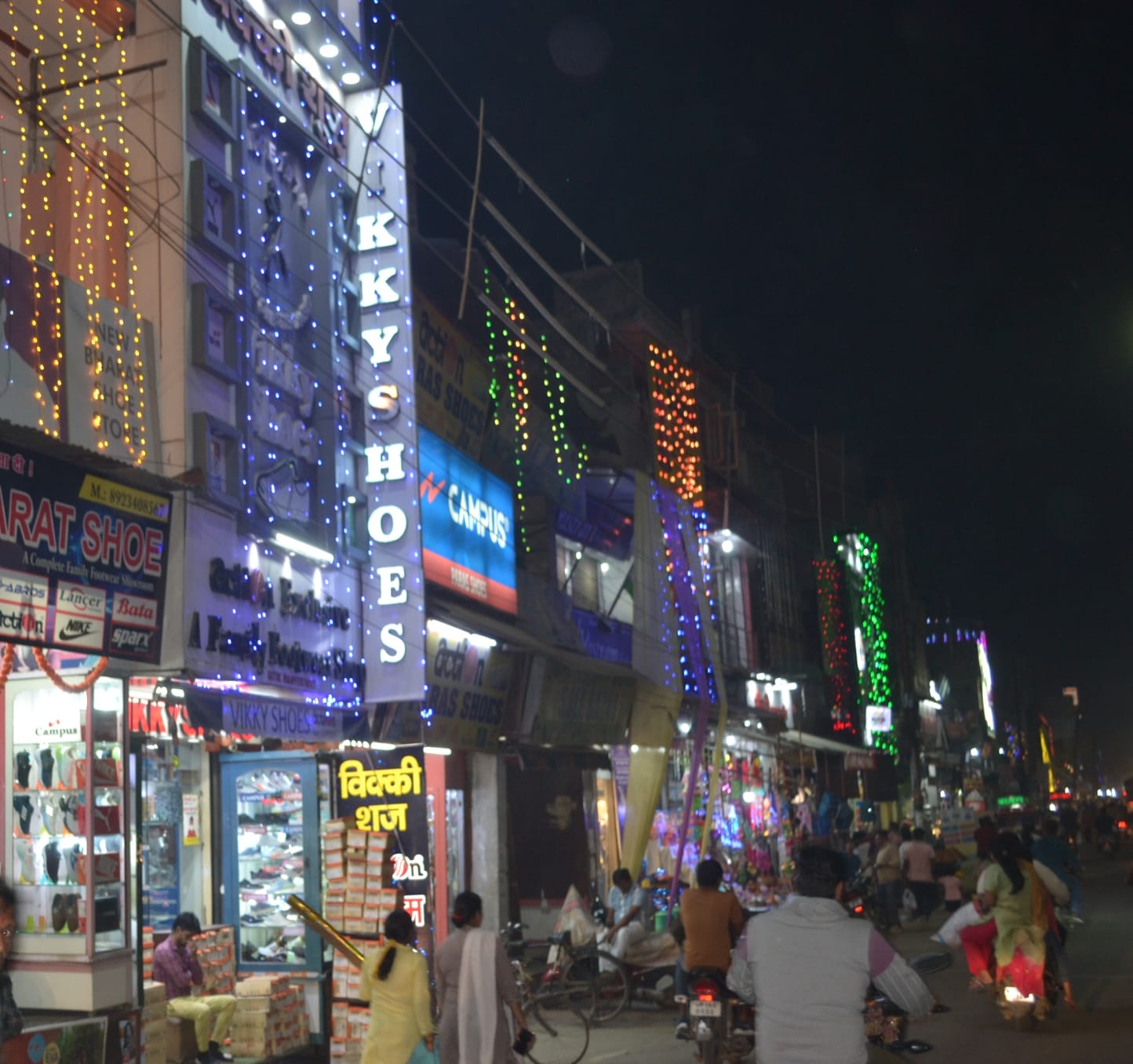शामली दीपावली पर रंग-बिरंगी राशेनी से सजा शहर।