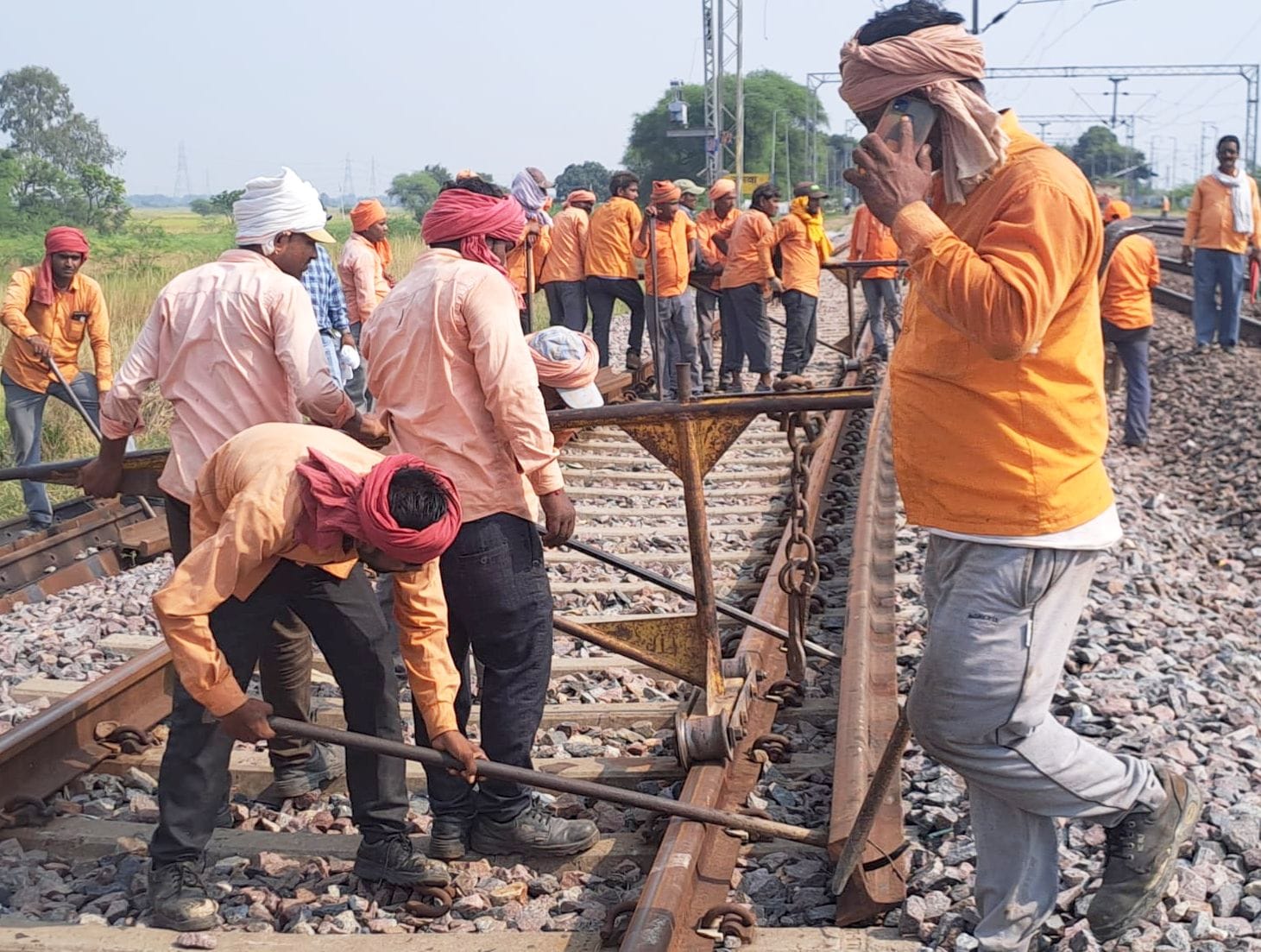 दुर्घटना के बाद छतिग्रस्त रेलवे पटरी को दुरुस्त करते रेलवे कर्मी। संवाद दुर्घटना के बाद छतिग्रस्त रेलवे पटरी को दुरुस्त करते रेलवे कर्मी। संवाद