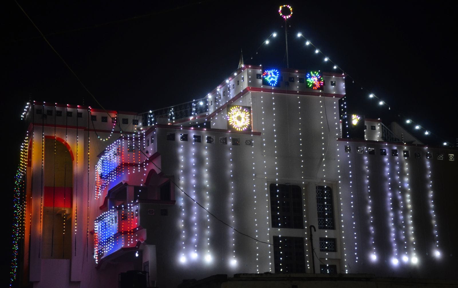 दिवाली को लेकर घरों पर की सजावट। संवाद