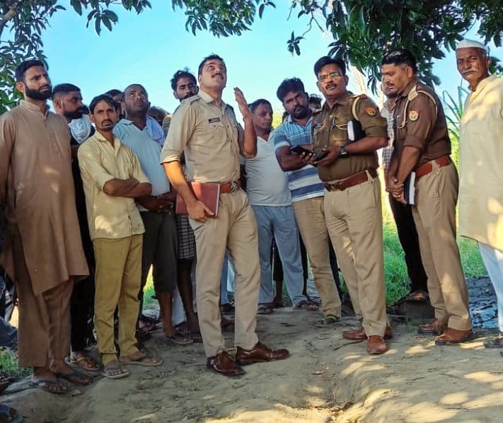 बाबरी क्षेत्र के गांव कैड़ी में घटना की जानकारी लेते पुलिसकर्मी। बाबरी क्षेत्र के गांव कैड़ी में घटना की जानकारी लेते पुलिसकर्मी।