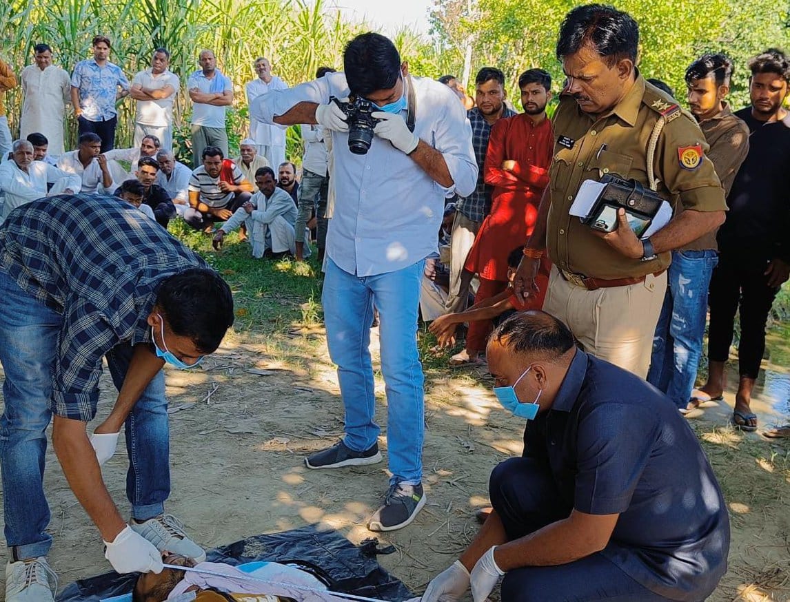 बाबरी क्षेत्र के गांव कैड़ी में घटना स्थल पर जांच करती फोरेंसिक टीम। बाबरी क्षेत्र के गांव कैड़ी में घटना स्थल पर जांच करती फोरेंसिक टीम।