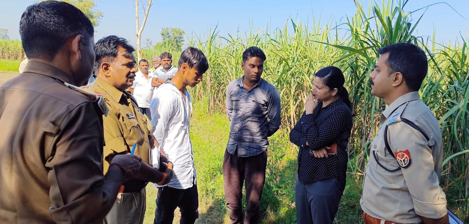 बाबरी क्षेत्र के गांव कैड़ी में घटना स्थल पर थाना प्रभारी से वार्ता करती सीओ थानाभवन श्रेष्ठा सि? बाबरी क्षेत्र के गांव कैड़ी में घटना स्थल पर थाना प्रभारी से वार्ता करती सीओ थानाभवन श्रेष्ठा सि?
