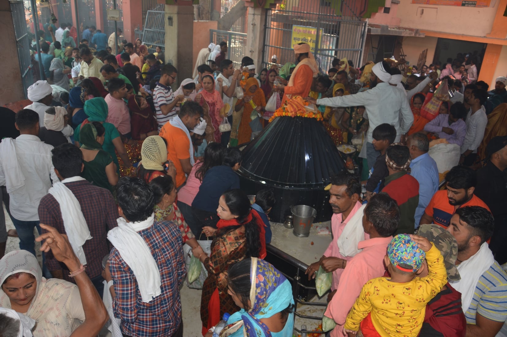 बागपत के बाबा गुफा वाले मंदिर में पूजा के लिए उमड़ी श्रद्घालुओं की भीड़ बागपत के बाबा गुफा वाले मंदिर में पूजा के लिए उमड़ी श्रद्घालुओं की भीड़