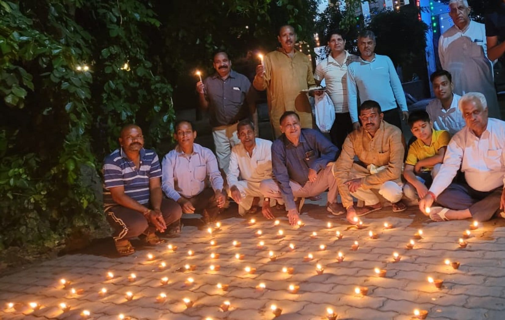 बागपत की मास्टर कालोनी में दीपक जलाकर दीपावली पर्व मनाते लोग बागपत की मास्टर कालोनी में दीपक जलाकर दीपावली पर्व मनाते लोग
