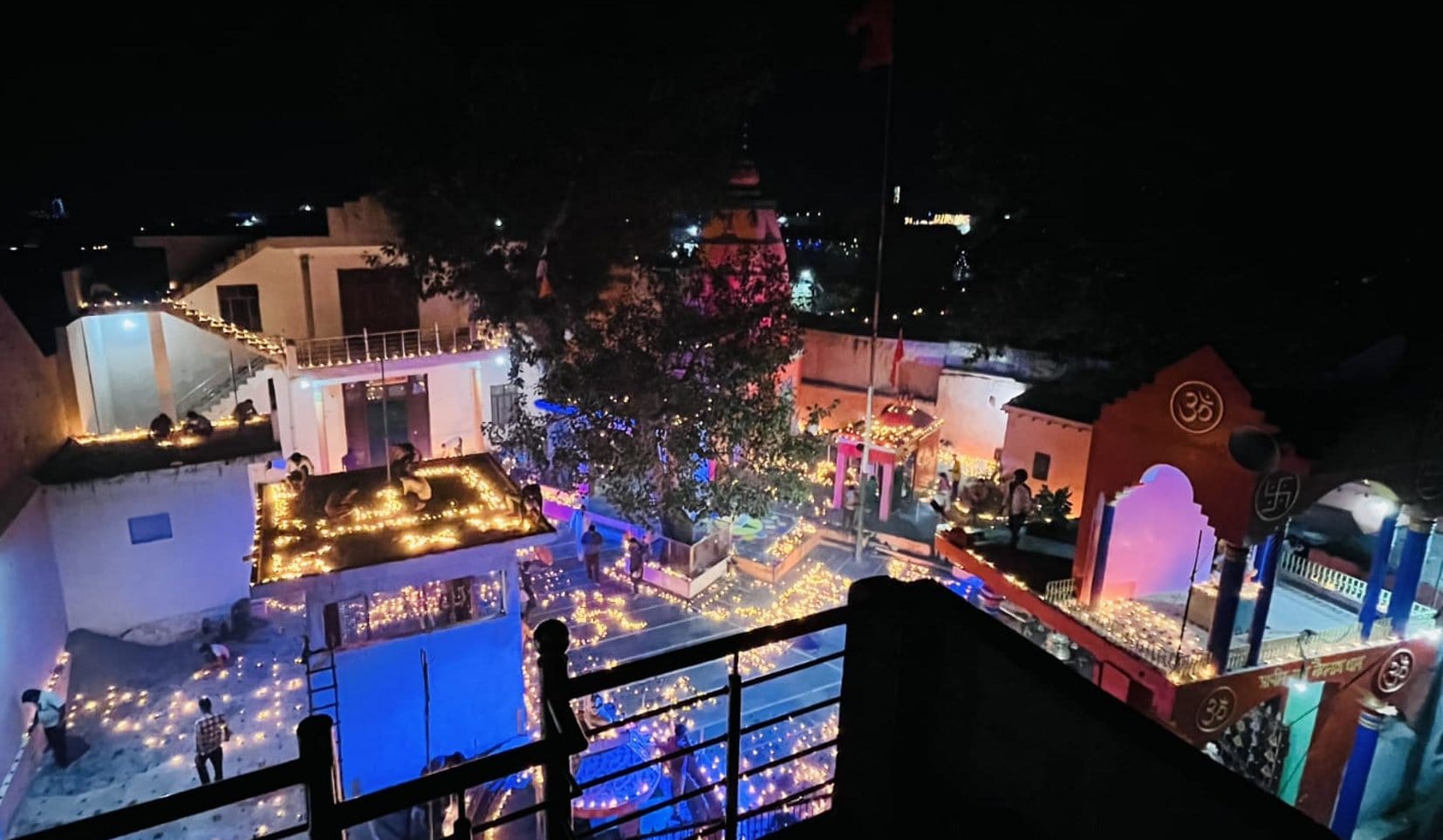 बागपत के पाबला बेगमाबाद गांव स्थित शिव मंदिर दीपक जलाते श्रद्घालु बागपत के पाबला बेगमाबाद गांव स्थित शिव मंदिर दीपक जलाते श्रद्घालु