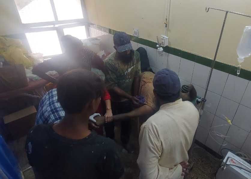 बागेश्वर जिला अस्पताल में निधन से पहले पेंटर का इलाज करते चिकित्सक। संवाद न्यूज एजेंसी