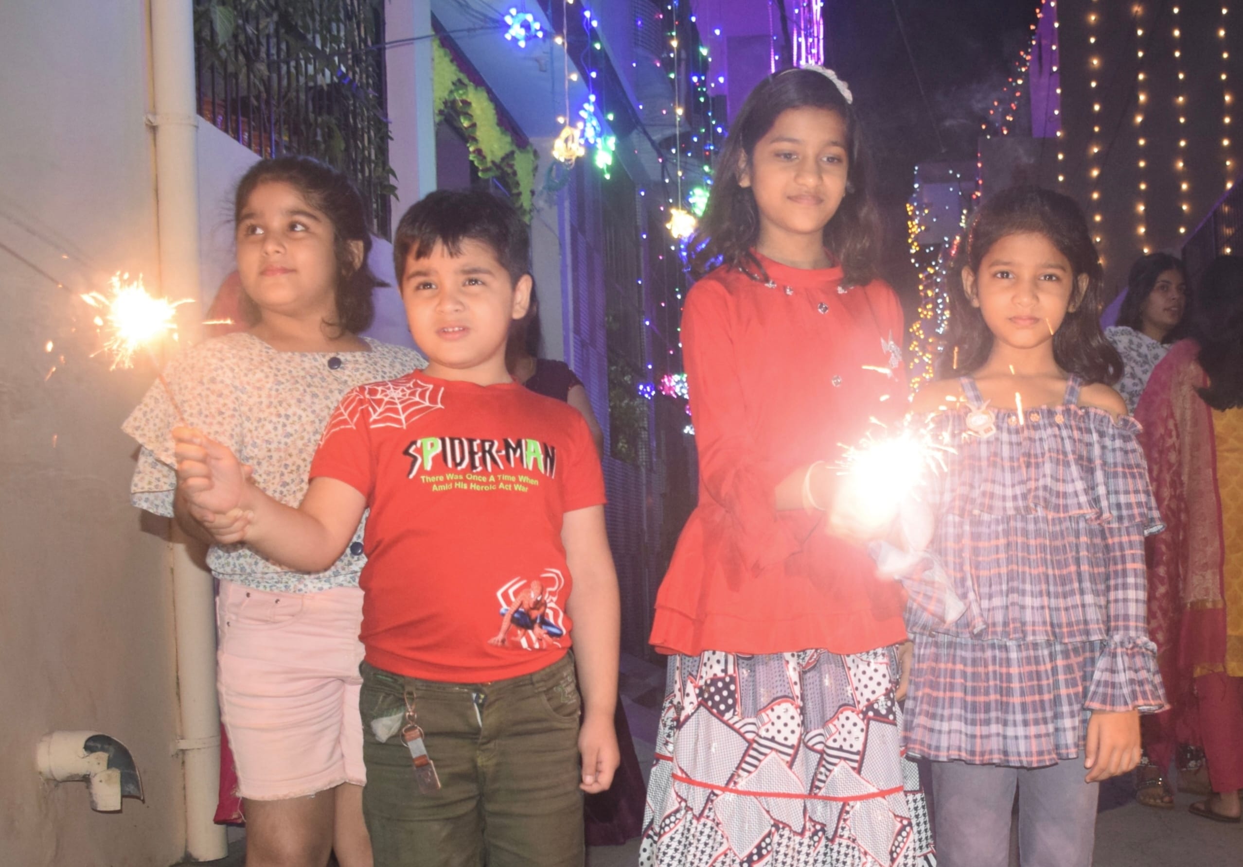 बिजनौर में दीपावली पर आशिबाजी करते बच्चे।