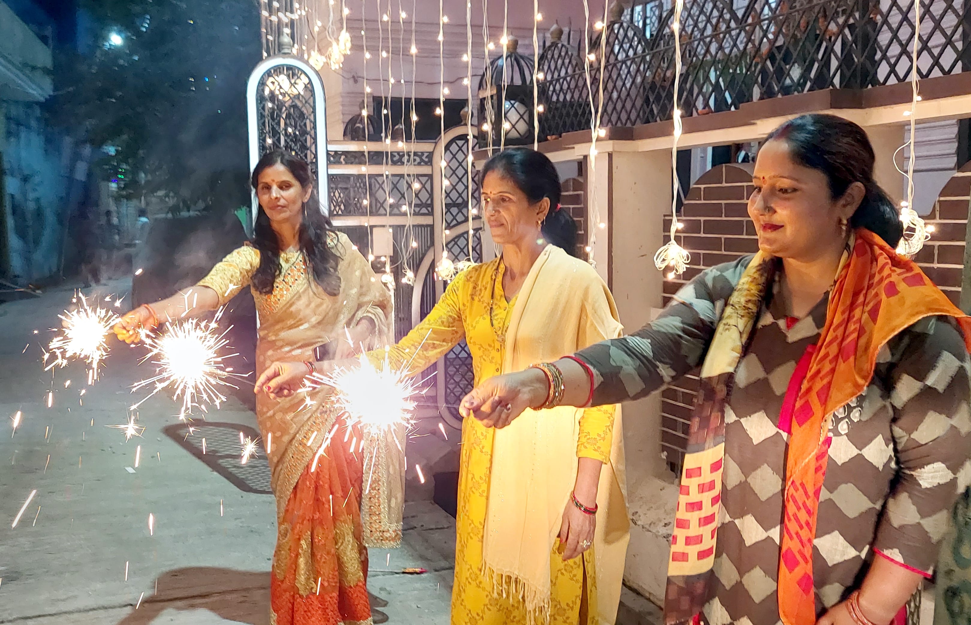 बिजनौर में दीपावली पर आशितबाजी करती महिलाएं।