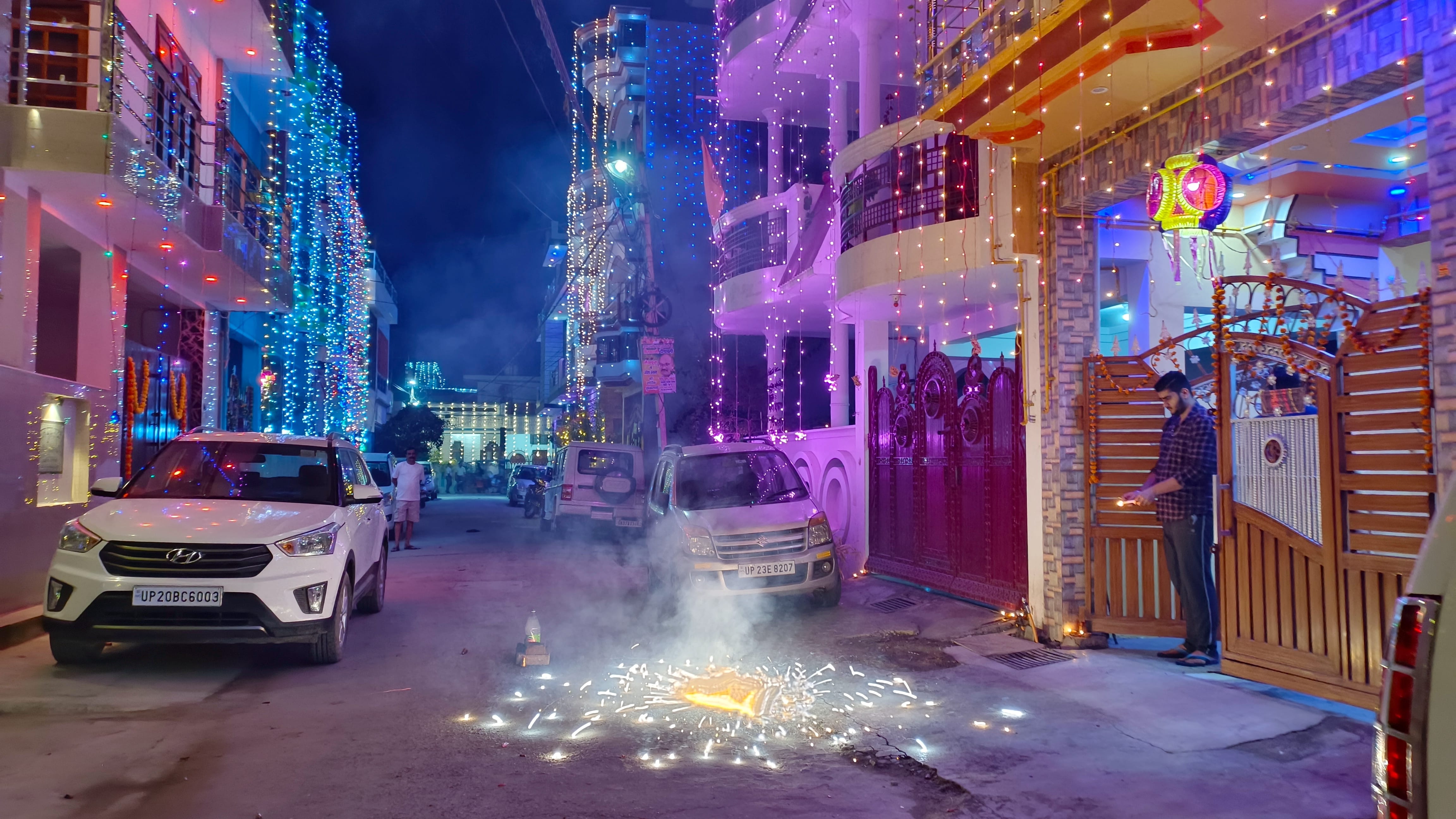 बिजनौर में दीपावली पर रोशनी से जगमगाएं घर।