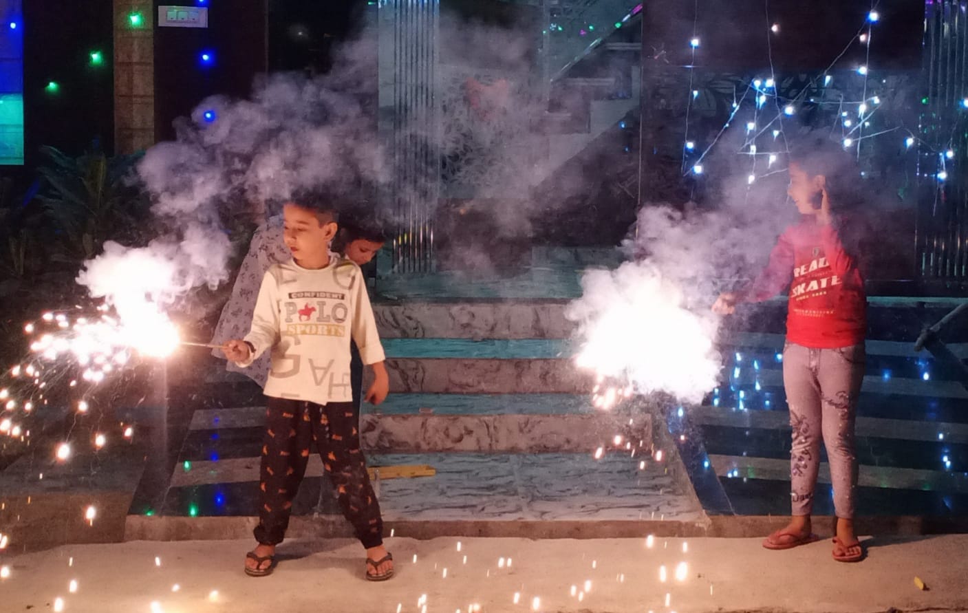 बड़ौत में फुलझड़ी जलाते बच्चें बड़ौत में फुलझड़ी जलाते बच्चें