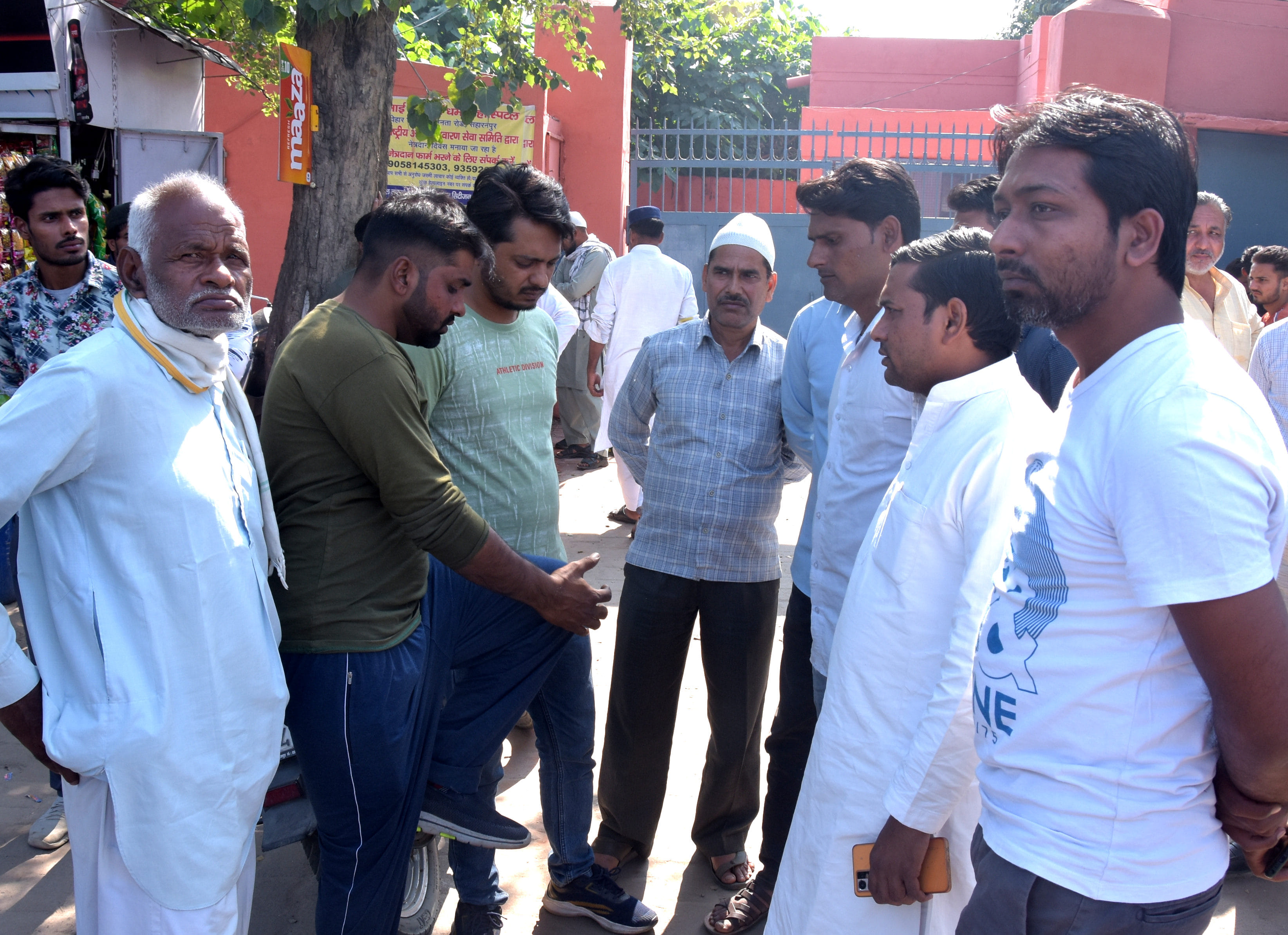 जिले में केई दुर्घटना में लोगो की मौत के बाद पोस्ट मार्स्टम मृतको के परिजन जिले में केई दुर्घटना में लोगो की मौत के बाद पोस्ट मार्स्टम मृतको के परिजन