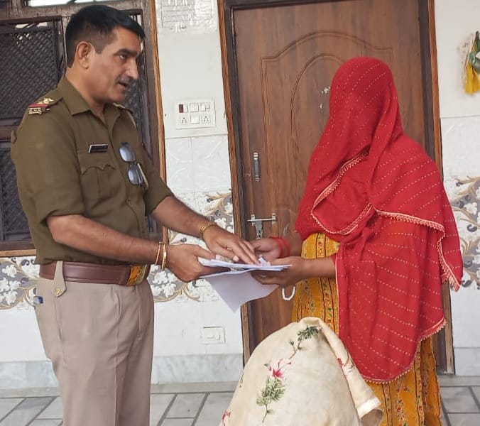 कैराना के भूरा में गैंगस्टर के भाई की पत्नी को नोटिस तामील कराती पुलिस।