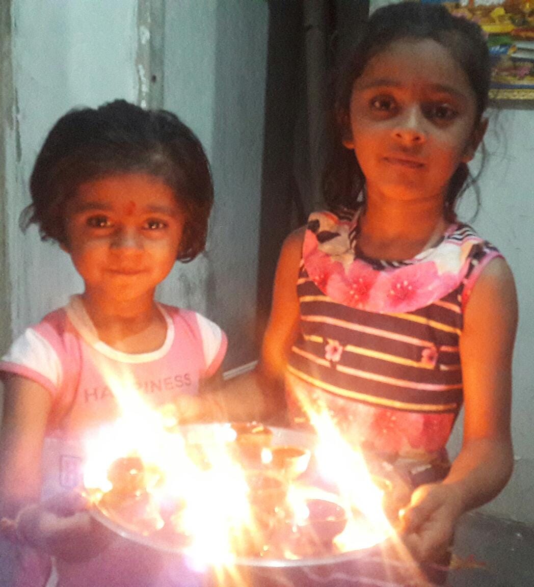 रामपुर मनिहारान में दीपावली पर दियों के साथ बच्चें