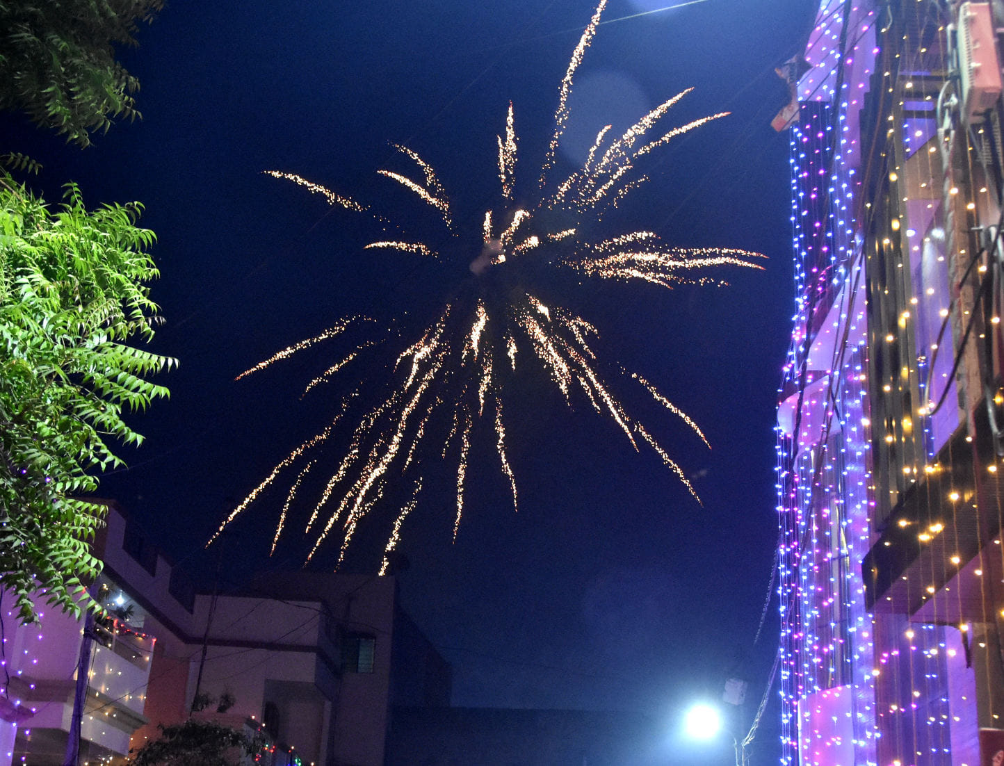 सहारनपुर में दीपावली पर अतिशबाजी करते लोग सहारनपुर में दीपावली पर अतिशबाजी करते लोग