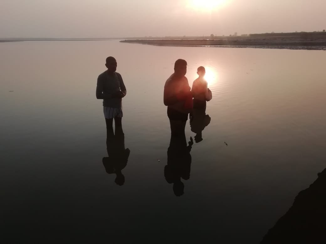 सूर्य ग्रहण के दौरान बिड़ौली यमुना नदी में स्नान करते लोग। सूर्य ग्रहण के दौरान बिड़ौली यमुना नदी में स्नान करते लोग।