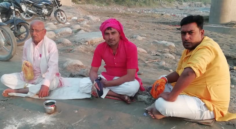 सूर्य ग्रहण के दौरान बिड़ौली यमुना नदी पर पूजन करते श्रद्धालु। सूर्य ग्रहण के दौरान बिड़ौली यमुना नदी पर पूजन करते श्रद्धालु।