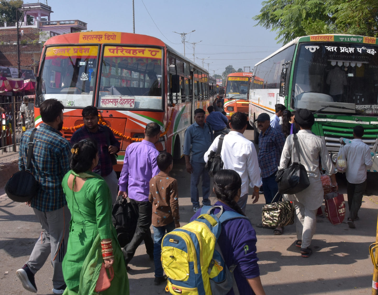 त्योहारो के चलते बस से अपने घर जाते लोग त्योहारो के चलते बस से अपने घर जाते लोग