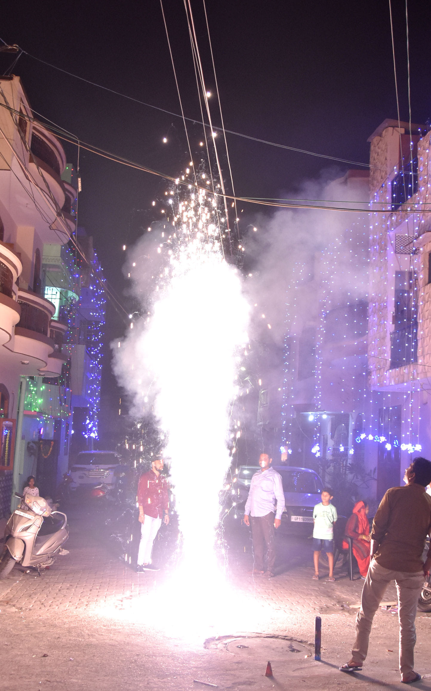 दीपावली पर अतिशबाजी करता परिवार दीपावली पर अतिशबाजी करता परिवार