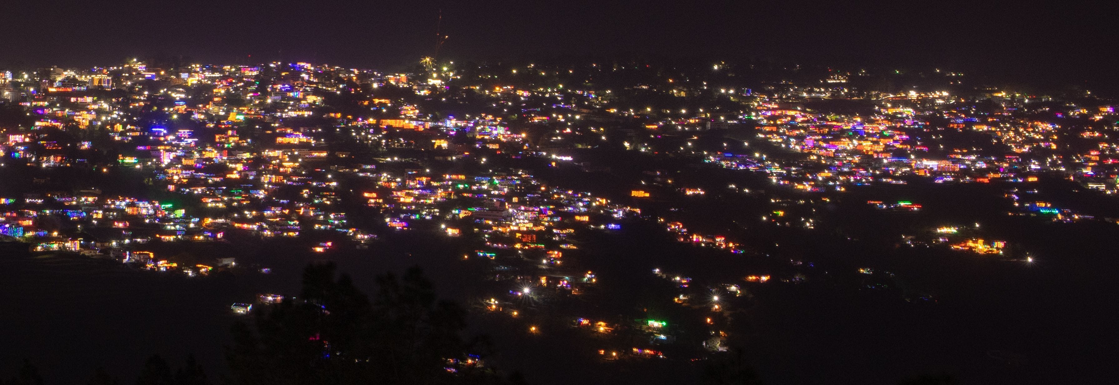 दिवाली पर जगमगाती हुई अल्मोड़ा सांस्कृतिक नगरी।संवाद फोटो-हेमंत बिष्ट दिवाली पर जगमगाती हुई अल्मोड़ा सांस्कृतिक नगरी।संवाद फोटो-हेमंत बिष्ट