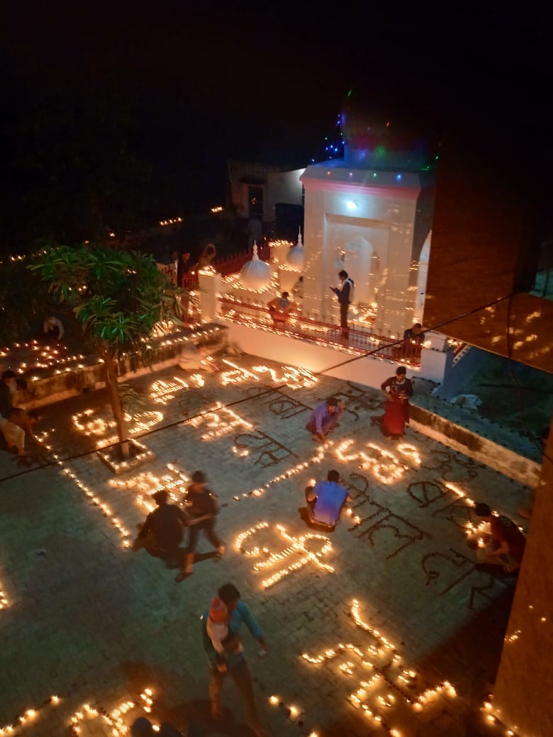 दियों से सजा नंगला रवा का शिव मंदिर। दियों से सजा नंगला रवा का शिव मंदिर।