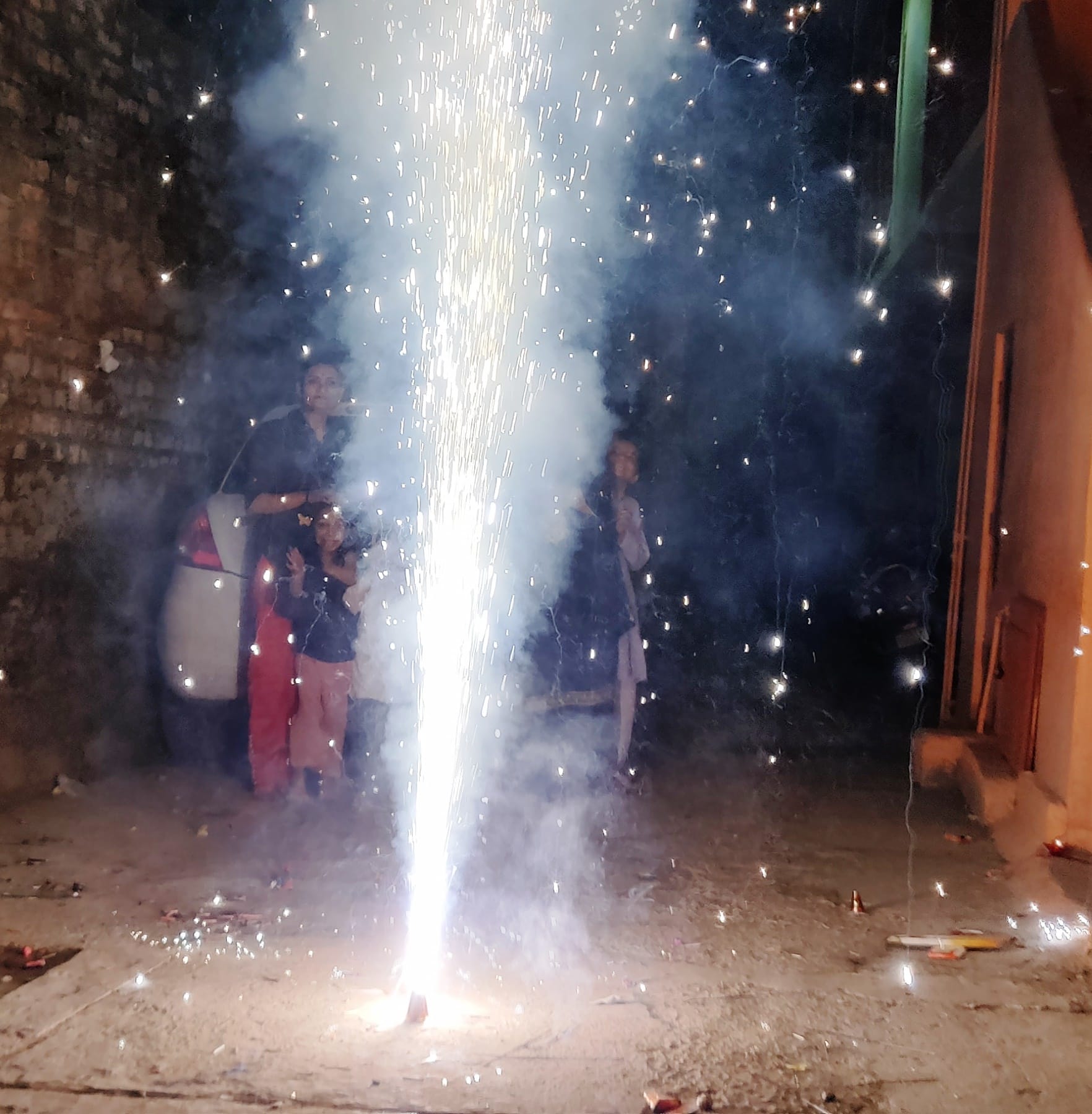 उधमपुर: दिवाली के दिन फुलझड़ियां जलाकर दिवाली मनाते हुए बच्चे व आतिशबाजी करते हुए. उधमपुर: दिवाली के दिन फुलझड़ियां जलाकर दिवाली मनाते हुए बच्चे व आतिशबाजी करते हुए.