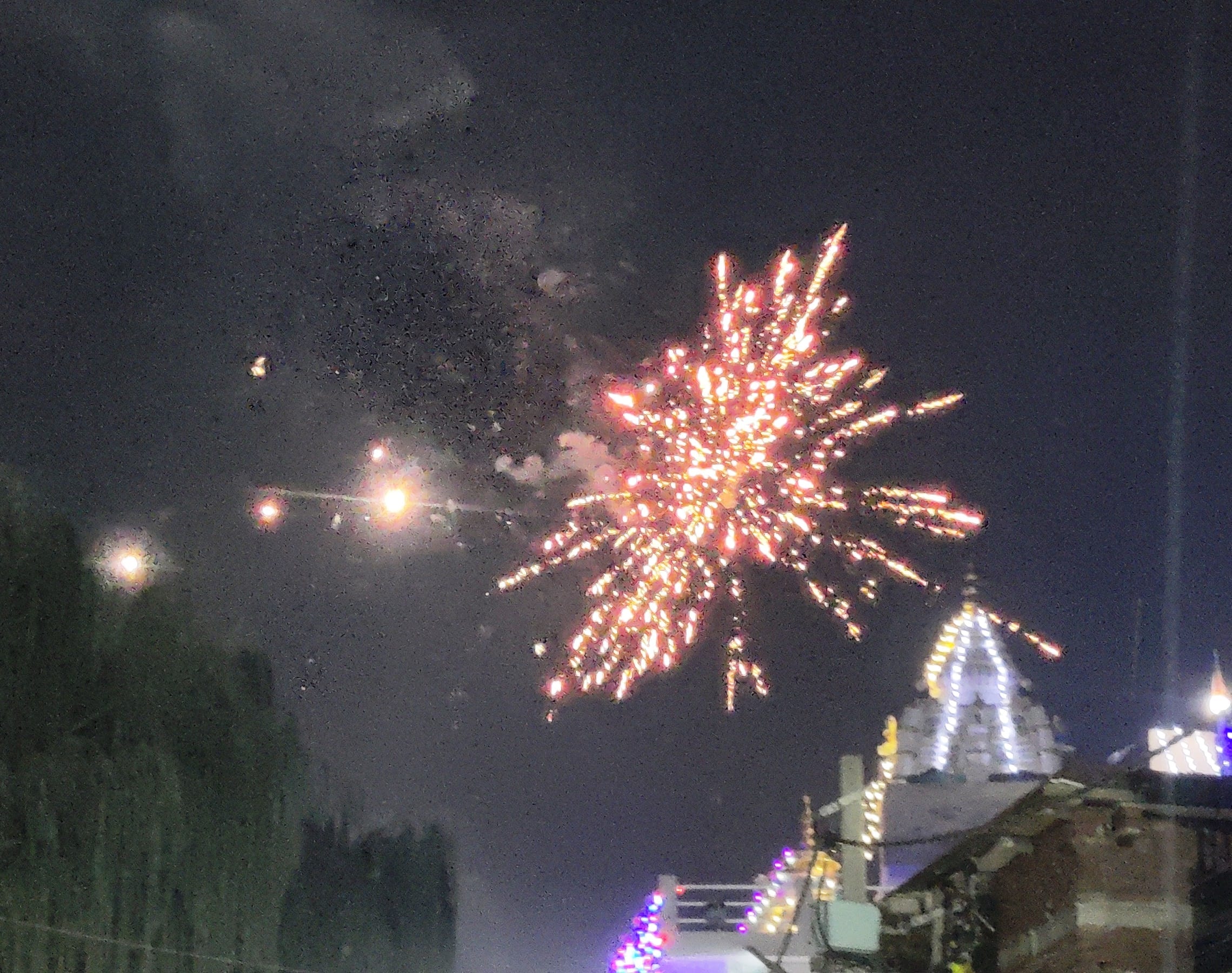 उधमपुर: दिवाली के दिन फुलझड़ियां जलाकर दिवाली मनाते हुए बच्चे व आतिशबाजी करते हुए. उधमपुर: दिवाली के दिन फुलझड़ियां जलाकर दिवाली मनाते हुए बच्चे व आतिशबाजी करते हुए.