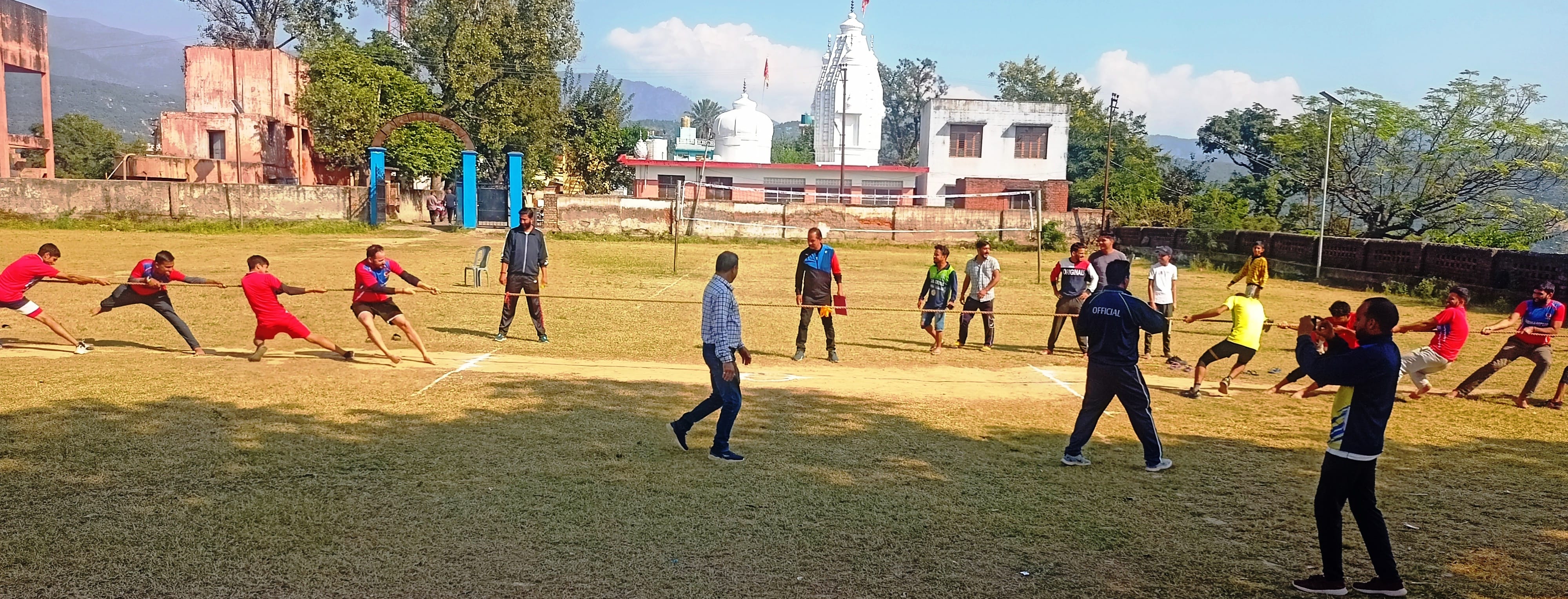 उधमपुर: वॉलीबॉल का मैच खेलते हुए खिलाड़ी व रसा खींचते हुए खिलाड़ी. उधमपुर: वॉलीबॉल का मैच खेलते हुए खिलाड़ी व रसा खींचते हुए खिलाड़ी.