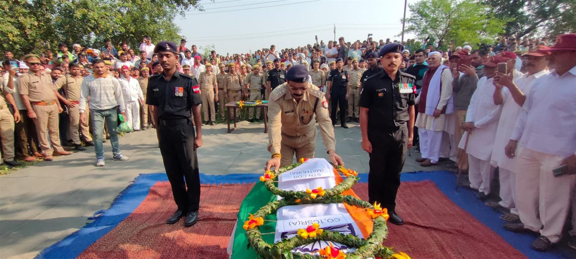 अलीगढ़ः जट्टारी के जवान को श्रद्धांजलि देते क्षेत्राधिकारी राकेश सिसोदिया। संवाद अलीगढ़ः जट्टारी के जवान को श्रद्धांजलि देते क्षेत्राधिकारी राकेश सिसोदिया। संवाद