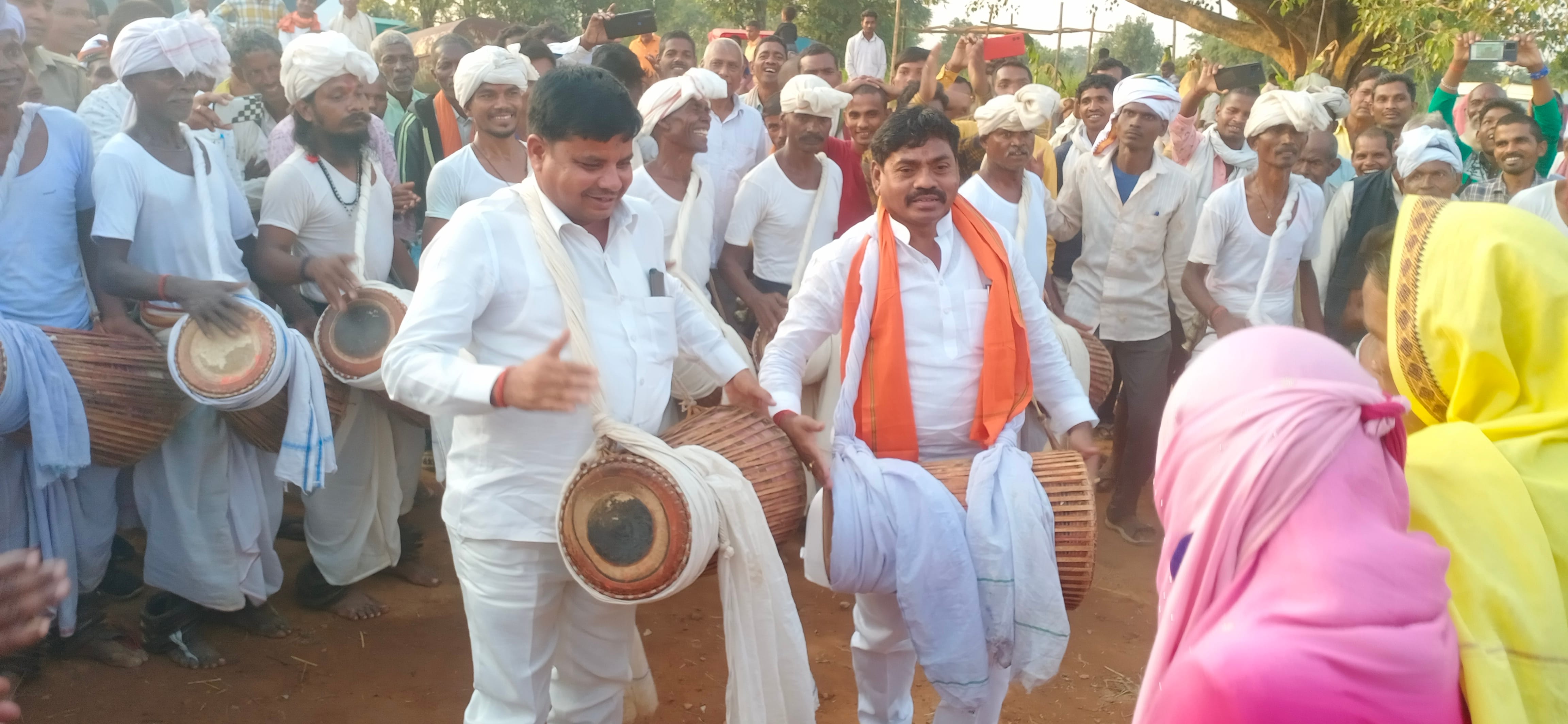 बभनी क्षेत्र में मानर की थाप लगाकर कर्मा नृत्य करते राज्य मंत्री संजीव गोंड व ब्लाक प्रमुख मानसि?