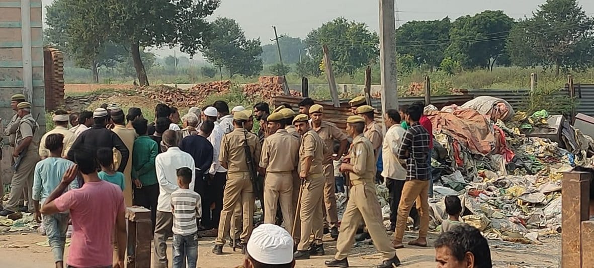 बागपत : बिलौचपुरा गांव में महिला की मौत के बाद तैनात पीएसी के जवान व पुलिसकर्मी।
