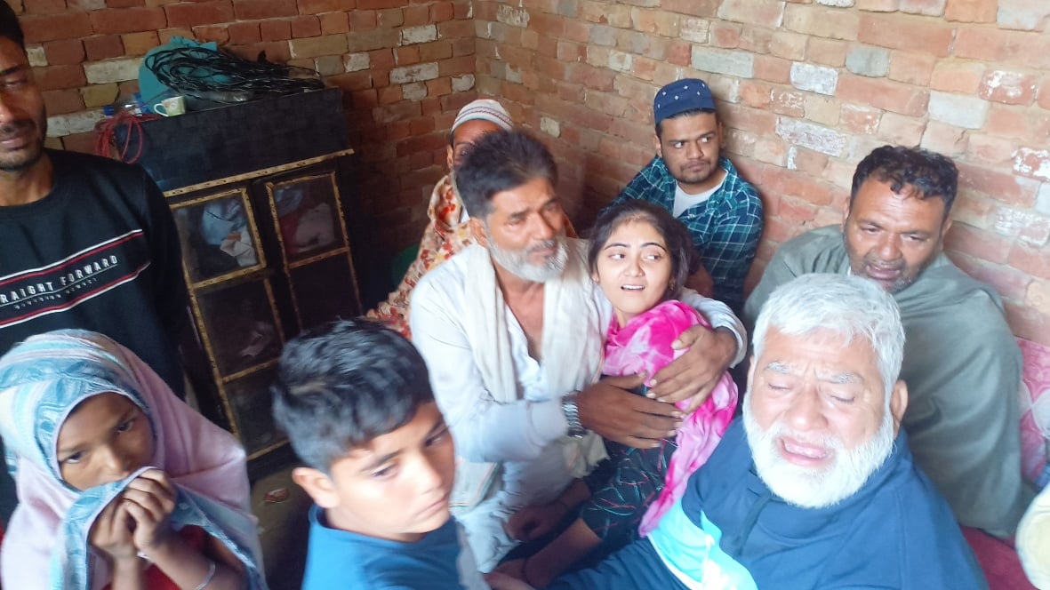 बागपत : बिलौचपुरा में महिला की मौत के बाद विलाप करते परिजन।