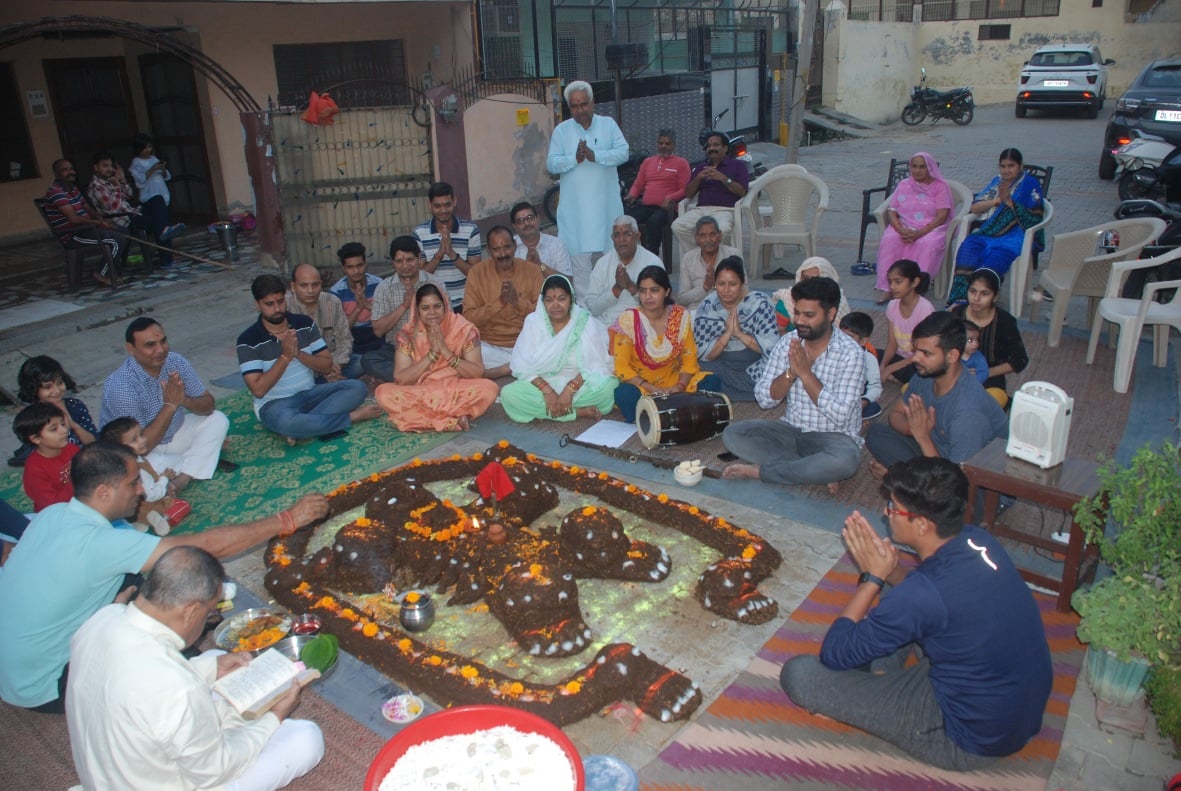 बागपत की मास्टर कालोनी में गोवर्धन पूजा करते श्रद्घालु बागपत की मास्टर कालोनी में गोवर्धन पूजा करते श्रद्घालु