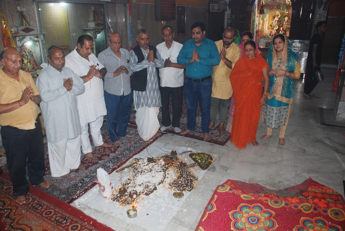 बागपत के ठाकुरद्यारा मंदिर में गोवर्धन पूजा करवाते पुजारी पंडित कृष्णानंद शास्त्री बागपत के ठाकुरद्यारा मंदिर में गोवर्धन पूजा करवाते पुजारी पंडित कृष्णानंद शास्त्री