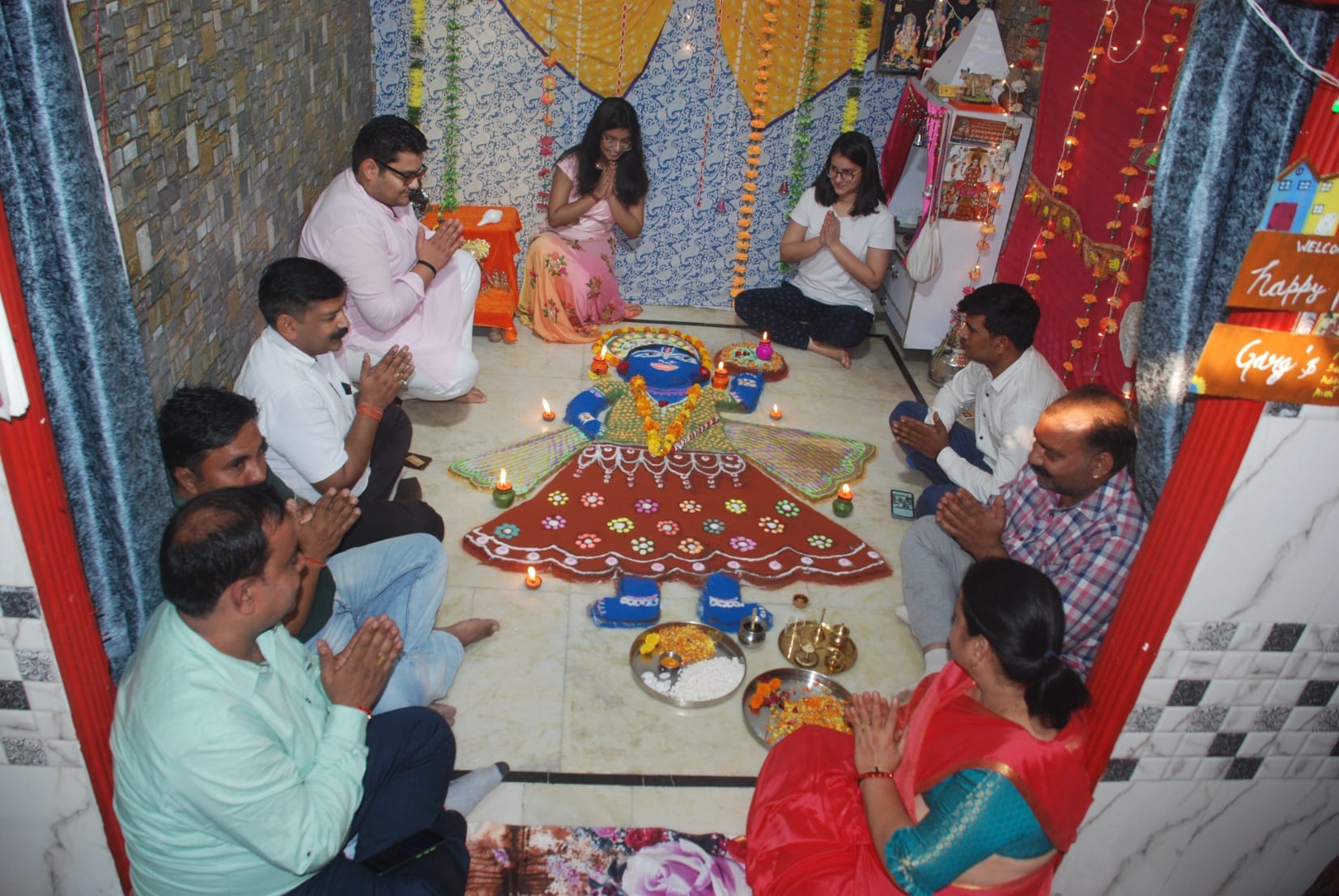 बागपत के यमुना रोड पर घर में गोवर्धन की पूजा करते श्रद्घालु बागपत के यमुना रोड पर घर में गोवर्धन की पूजा करते श्रद्घालु