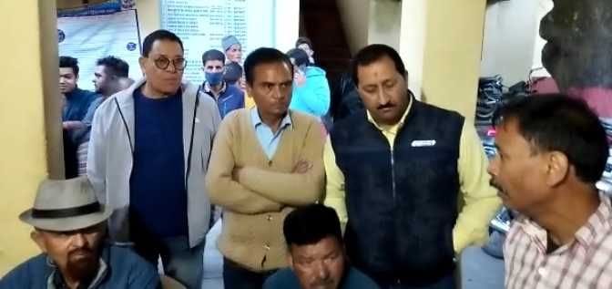 बागेश्वर में युवाओं से मारपीट की घटना के विरोध में कोतवाली का घेराव करते व्यापारी। संवाद न्यूज ए? बागेश्वर में युवाओं से मारपीट की घटना के विरोध में कोतवाली का घेराव करते व्यापारी। संवाद न्यूज ए?