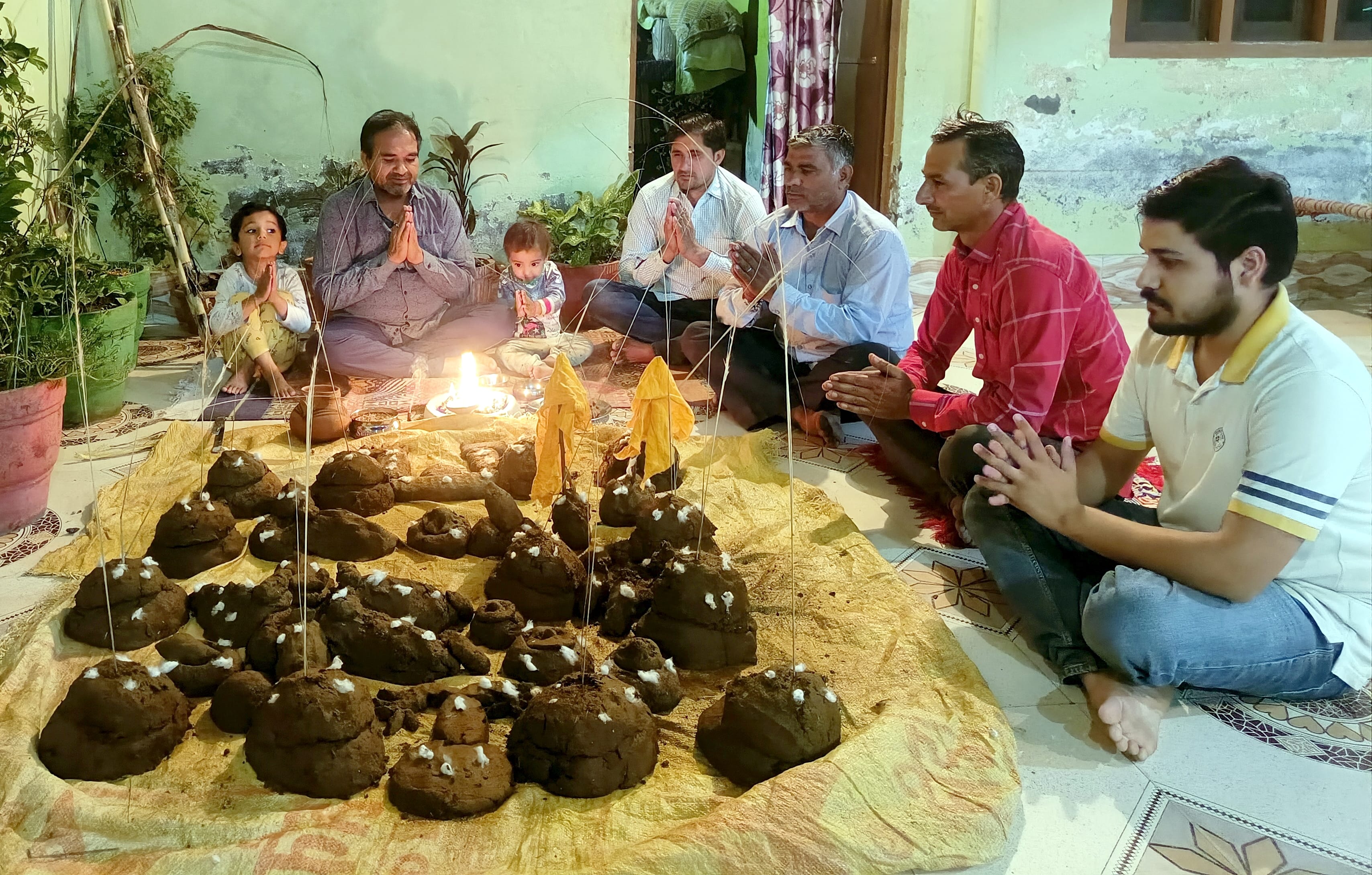 बिजनौर के ग्राम सालमाबाद में गोवर्धन पूजा करते श्रृद्धालु। बिजनौर के ग्राम सालमाबाद में गोवर्धन पूजा करते श्रृद्धालु।