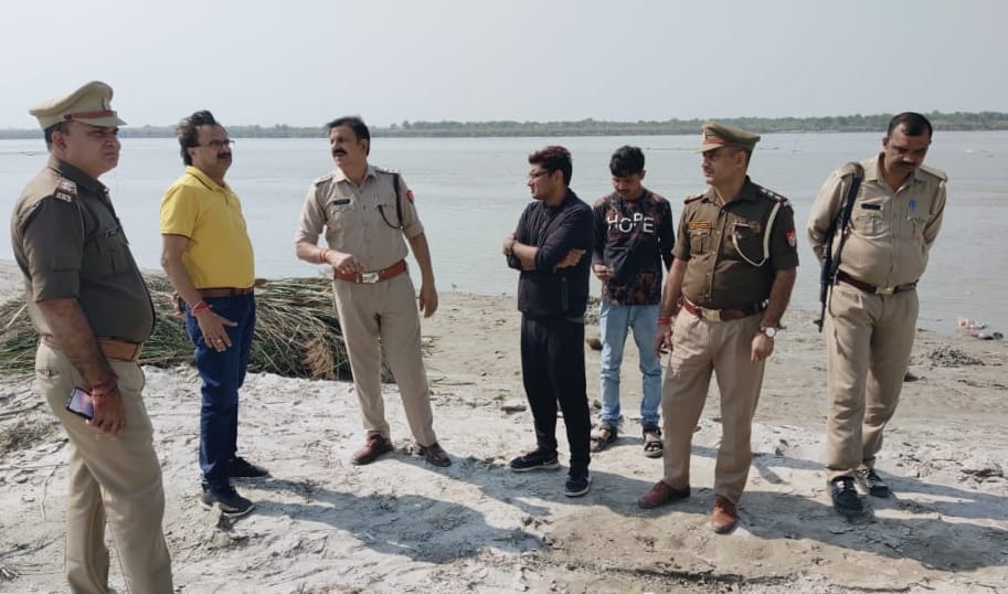 बिजनौर में विदुर कुटी के पास गंगा स्नान मेले का निरीक्षण करते सीओ सिटी।