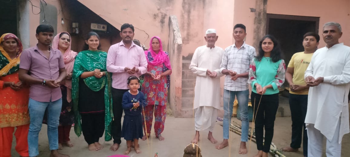 बड़ौत के फतेहपुर पुट्ठी गांव में गोवर्धन की पूजा करता परिवार बड़ौत के फतेहपुर पुट्ठी गांव में गोवर्धन की पूजा करता परिवार