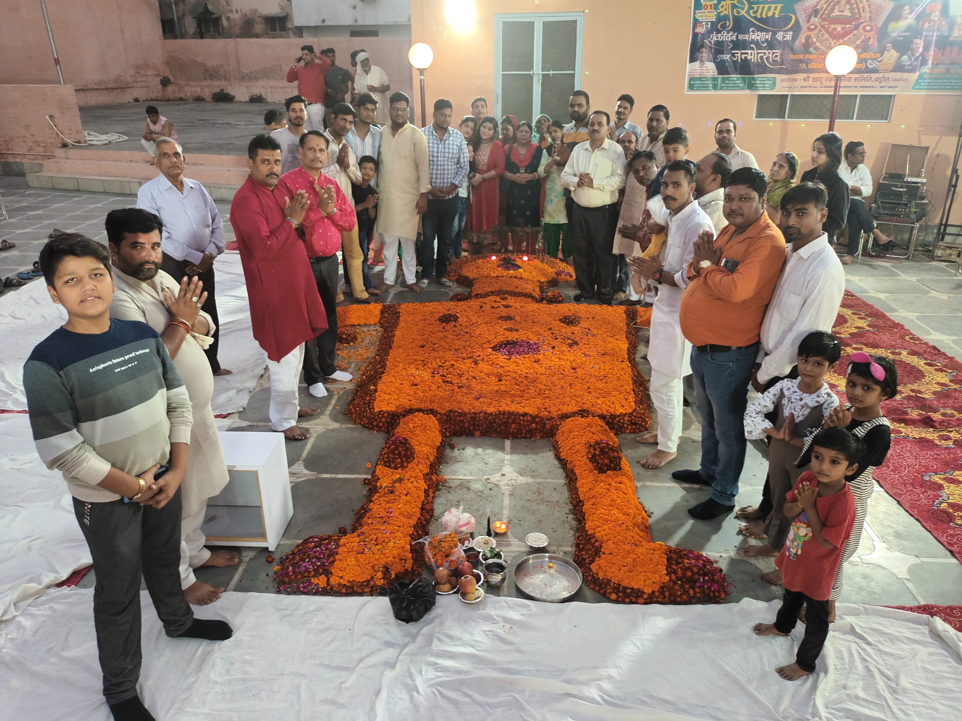 बड़ौत के पंचवटी मंदिर में गोवर्धन की पूजा करते श्रद्धालु बड़ौत के पंचवटी मंदिर में गोवर्धन की पूजा करते श्रद्धालु